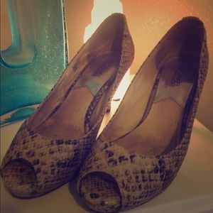 Michael Kors gray and black snake skin heels